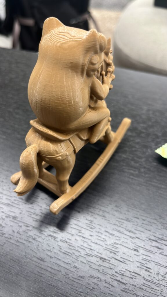 【社畜の休日】3Dプリンターから生まれた蛙、デスクの草原をゆく